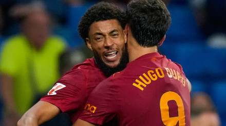 Danjuma y Hugo Duro se abrazan por el 1-2 del Valencia en el RCDE Stadium frente al Espanyol