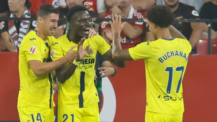 Tani Oluwaseyi celebra su gol, el primero del Villarreal ante el Sevilla