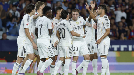 El Real Madrid celebra el gol de Mastantuono al Levante