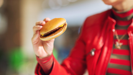Mujer comiendo una hamburguesa
