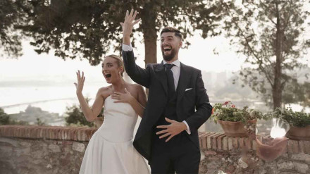 La imagen de Natalia y Carlos con el anillo de casados.