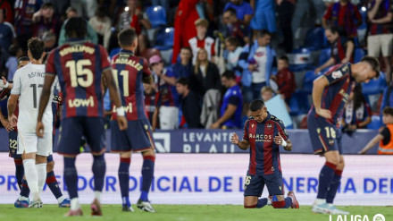 Algunos jugadores del Levante UD al acabar el partido
