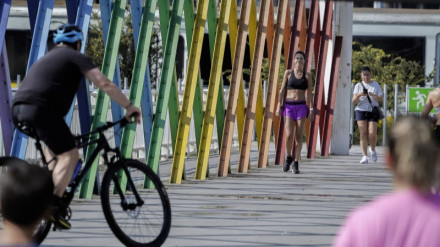 Deportistas y paseantes cruzan el nuevo puente San Sebastián