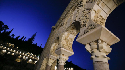 Vista de noche de la Medina Azahara