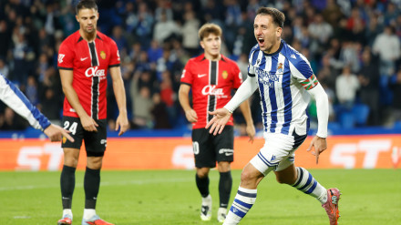 Mikel Oyarzabal celebra el primer gol para la Real Sociedad en el partido de LaLiga frente al Mallorca