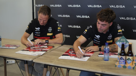 Los pilotos Unai de la Dehesa y Dani Sosa del equipo Citroën Rally Team firman autógrafos en Valgisa