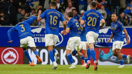 El Real Oviedo celebra el gol de Reina contra el Barcelona