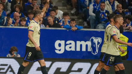 Lewandowski levanta el brazo para celebrar su gol en el Carlos Tartiere, el 1-2 del Barcelona al Real Oviedo