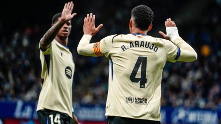 Rashford y Araujo celebran uno de los tres goles del Barcelona en el Carlos Tartiere