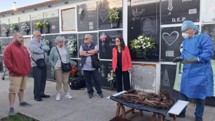 Exhumación de los restos en el cementerio de Catabois, en Ferrol
