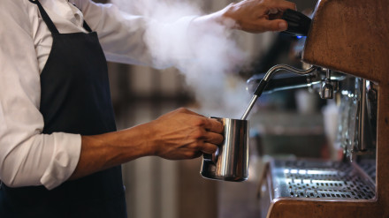 Camarero preparando un café