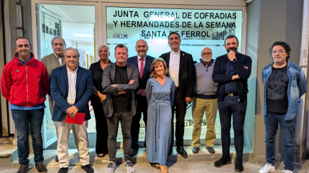 El obispo Fernando García-Cadiñanos acompañado de integrantes de la nueva Junta de Cofradías de Ferrol