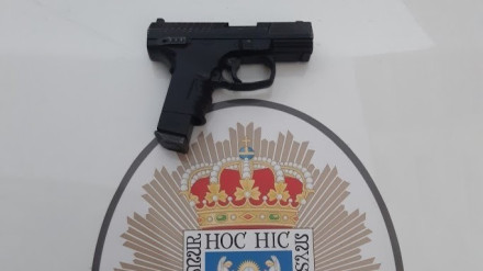 La pistola intervenida era de aire comprimido