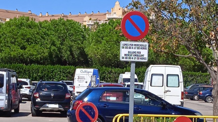 Nuevo horario de prohibición de aparcamiento en Torrecremada para facilitar el montaje del mercado de los lunes.