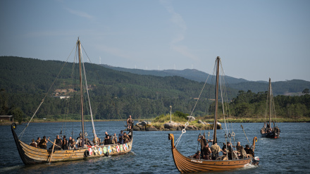 (Foto de ARCHIVO)Varias personas durante el Desembarco Vikingo de la LXV Romaría Vikinga en Catoira, a 3 de agosto de 2025, en Catoira, Pontevedra, Galicia (España). La fiesta del Desembarco Vikingo en Catoira, también conocida como la Romería Vikinga, es una de las celebraciones más singulares y reconocidas de Galicia, declarada de Interés Turístico Internacional. Su historia y significado nacen de la posición estratégica de Catoira en la desembocadura del río Ulla, en las inmediaciones de las Torres del Oeste, una fortaleza construida entre los siglos IX y XIII para defender el acceso al corazón de Galicia y, especialmente, a Santiago de Compostela, frente a los ataques de vikingos y piratas normandos y sarracenos.Elena Fernández / Europa Press03/8/2025
