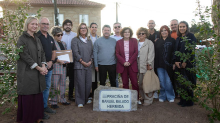 Homenaje a Manuel Balado en Enfesta junto a la plaza descubierta en su honor