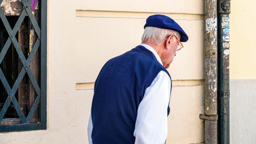 Un jubilado camina por Valencia
