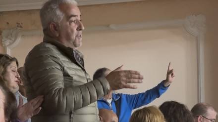 Vecinos en el pleno celebrado en el concello de Cedeira