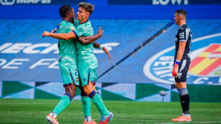Los jugadores del Levante celebran el gol que abrió el marcador en el Coliseum.