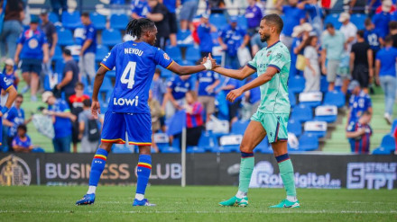 Neyou y Toljan se saludan al acabar el partido en el Coliseum