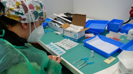 Una profesional sanitaria, en un dispositivo de vacunación contra la COVID-19