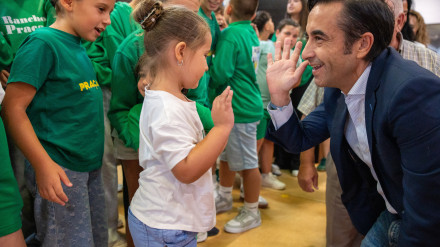 José Manuel Rey Varela con integrantes del coro infantil portugués