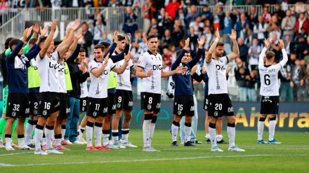 Los jugadores del Burgos celebran con la afición la victoria frente al Málaga