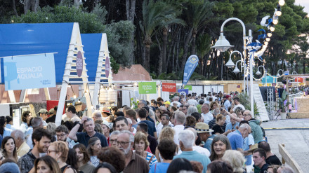 Miles de personas llenaron el Paseo de la Marineta Cassiana durante el Dna Festival, convertido en una galería gastronómica frente al Mediterráneo