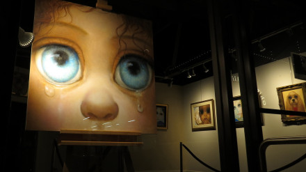 La historia real tras los cuadros que encandilaron a Kennedy y Warhol: lienzos de niños de enormes ojos firmados por una mujer que hicieron millonario a su marido