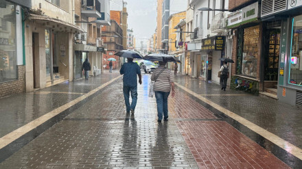 Ciudadanos caminan por las calles de Dénia bajo la lluvia en una jornada marcada por la alerta meteorológica