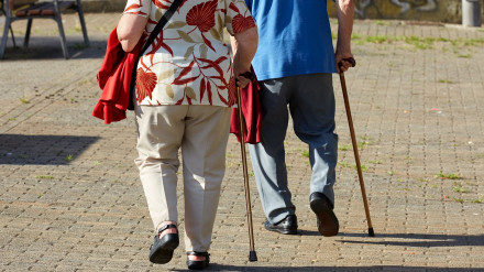 Dos personas mayores caminando por la ciudad