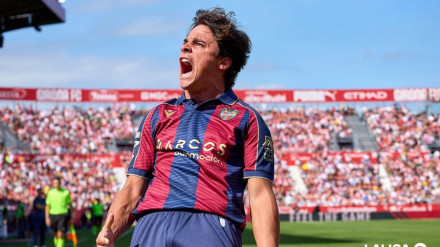 Carlos Álvarez celebra el gol anotado en Girona