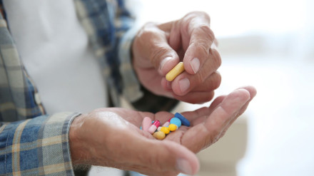 Persona mayor consumiendo pastillas
