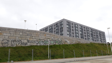 Muro con pintadas en Xuxán Parque Ofimático