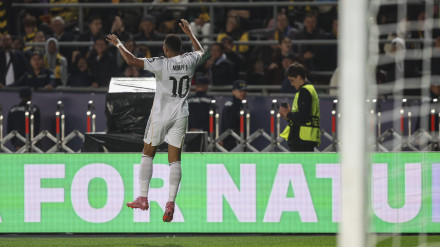 Mbappé celebra su 'hat-trick', en el Kairat Almaty - Real Madrid