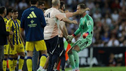 Aarón Escandell celebra la victoria del Oviedo en Mestalla