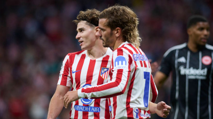 Julián Álvarez y Griezmann celebran uno de los goles marcados por el Atlético de Madrid al Eintracht en la Liga de Campeones