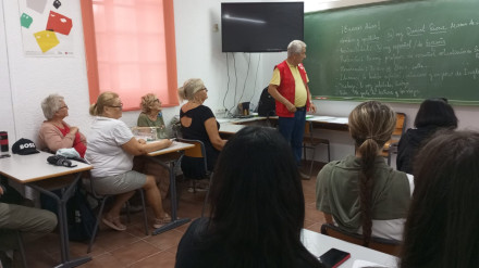 Participantes del Taller de Castellano de Cruz Roja Dénia durante una de las primeras sesiones, acompañados por voluntarios