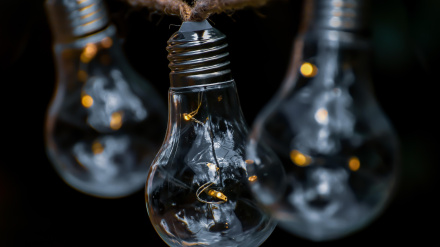 Esto implica la instalación de dispositivos que permitan a los usuarios desplazar la demanda hacia los momentos más baratos