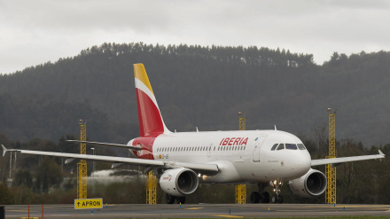 Avión de Iberia se dirige a la pista de despegue