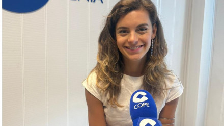 Almudena Salort, más conocida como Cindy en "El Refugio Atómico", en los estudios de COPE Dénia Marina Alta
