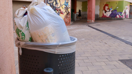 Vilafranca amplía la limpieza viaria para acabar con la acumulación de basura junto a contenedores y papeleras