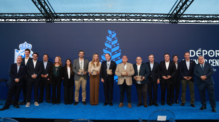 Foto de autoridades, realizada tras la inauguración del 'Dépor Training Center'
