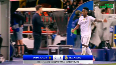 Vinicius se queja a Xabi Alonso de una jugada durante el partido ante el Kairat Almaty