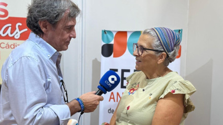 Esperanza Cabello habla para los micrófonos de COPE