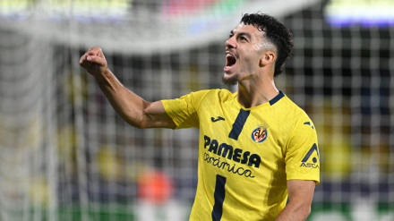El delantero francés del Villarreal Georges Mikautadze celebra su gol, primero del equipo, durante el partido de Liga de Campeones entre el Villarreal y la Juventus