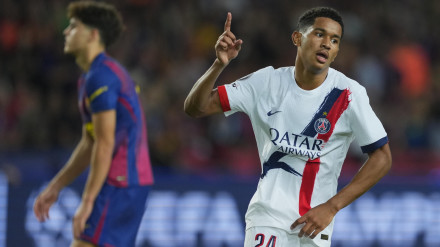 Senny Mayulu celebra el 1-1 del PSG contra el Barcelona