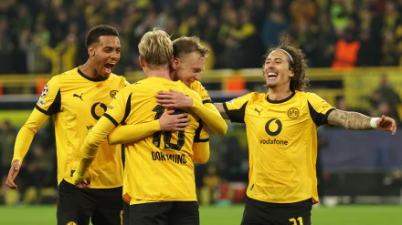 DORTMUND (Germany), 01/10/2025.- Julian Brandt of Dortmund (C) celebrates with teammates after scoring the 4-1 goal during the UEFA Champions League league phase match between Borussia Dortmund and Athletic Club in Dortmund, Germany, 01 October 2025. (Liga de Campeones, Alemania) EFE/EPA/FRIEDEMANN VOGEL
