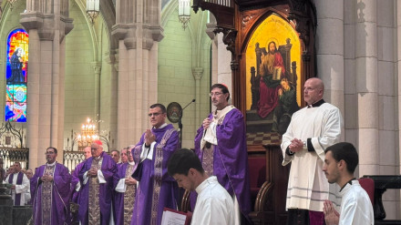 El cardenal José Cobo durante la misa exequial por el obispo auxiliar de Madrid, José Antonio Álvarez