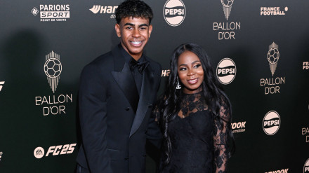 Sheila Ebana posa con su hijo en la pasada gala del Balón de Oro en París.